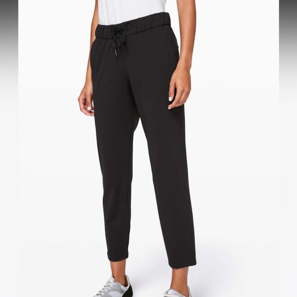 Lululemon On the Fly 7/8 pant in Black Size 2